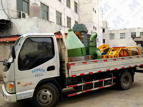 湖南客戶訂購(gòu)的鋸末粉碎機(jī)裝車發(fā)貨